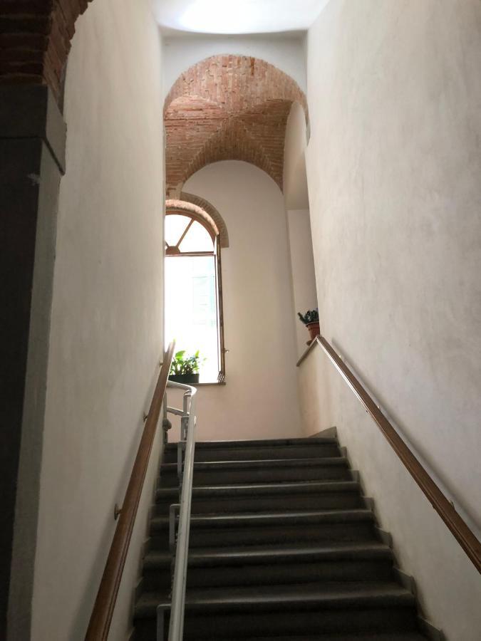 Renovated Apartment With 3 Bedrooms In An Historic Palazzo Between Port And Old Town 리보르노 외부 사진
