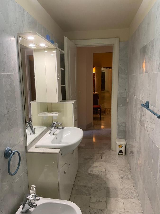 Renovated Apartment With 3 Bedrooms In An Historic Palazzo Between Port And Old Town 리보르노 외부 사진